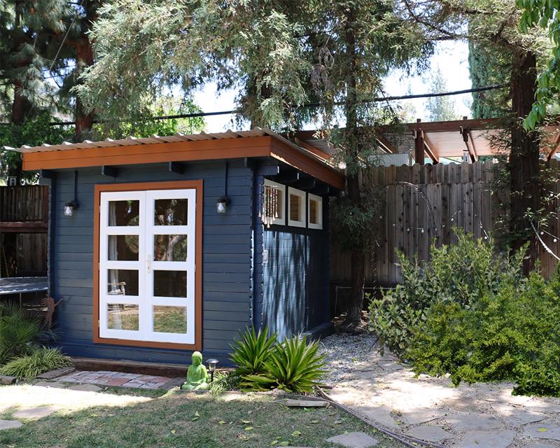 Does this shed have options for electricity? it looks like there are lights on the outside